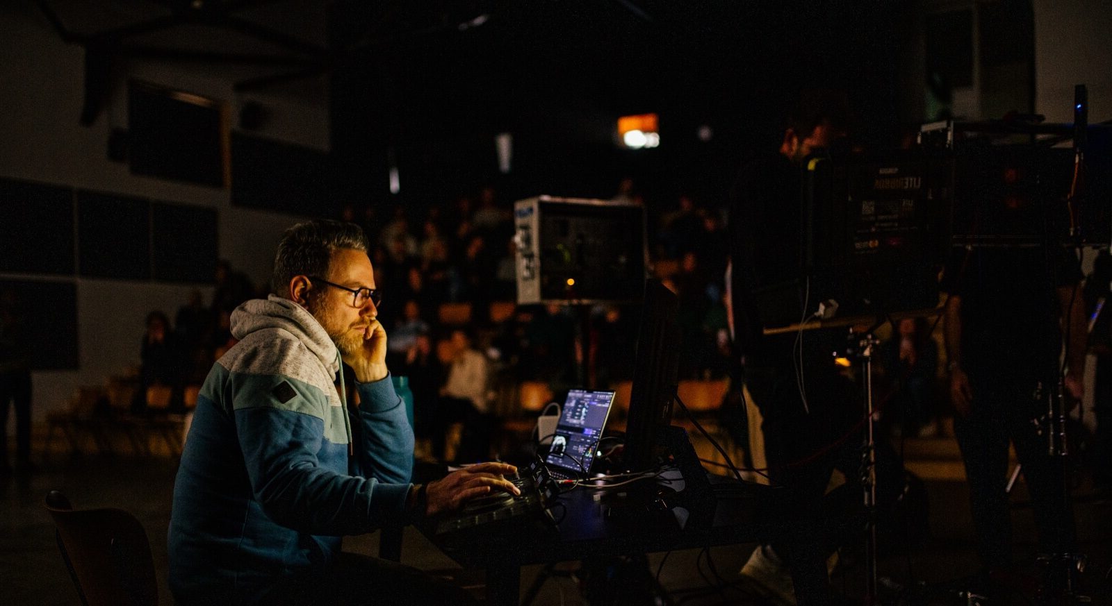 Workflow supervision on set